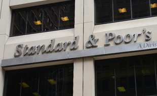 L'agence d'évaluation financière Standard & Poor's a abaissé vendredi d'un cran la note de la France, à "AA", estimant que le pays avait perdu de sa marge de manoeuvre financière et n'était pas en mesure de se réformer davantage en raison du maintien d'un chômage élevé.