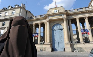 Soixante pour cent des Français jugent l'islam trop visible et 43% y voient une "menace" pour l'identité de la France, selon un sondage Ifop pour Le Figaro publié jeudi, que le sociologue Raphaël Liogier juge "préoccupant" pour le vivre-ensemble.
