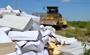 Une photo publiée par l'agence russe Rosselkhoznadzor montre un bulldozer écrasant des tonnes de fromage en provenance de pays occidentaux, à Belgorod le 6 août 2015.