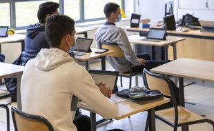 Dans un lycée français, des élèves portant le masque.