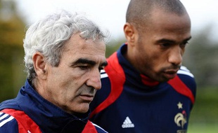 La veille de ce match, le capitaine Thierry Henry aurait critiqué au nom de tout le groupe le sélectionneur lors dune causerie. Le début de la fin?