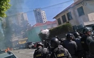 Vingt hommes armés ont cambriolé une usine de Samsung à Campinas (Etat de Sao Paulo) le 7 juillet 2014. Photographie de policiers à Sao Paulo le 12 juin 2014