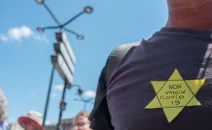 Une personne arbore une étoile jaune lors de la manifestation contre le pass sanitaire, à Toulouse, le 17 juillet.