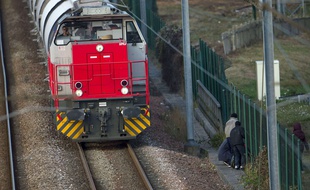 Des migrants sur un site d'Eurotunnel près de Calais.