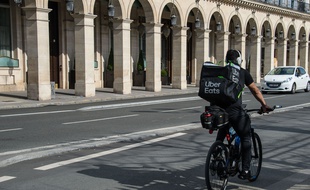 Un livreur Uber Eats à Paris pendant le confinement en mars 2020.