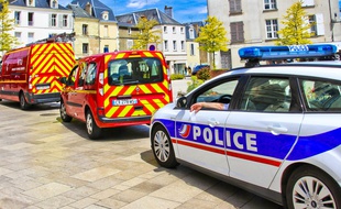Des véhicules de pompiers et de police. (Illustration)