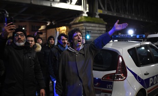 Manifestants contre la réforme des retraites devant le théâtre parisien des Bouffes du Nord, le 17 janvier 2020