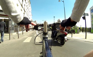 Un coursier à vélo dans les rues de Paris le 15 avril 2014.