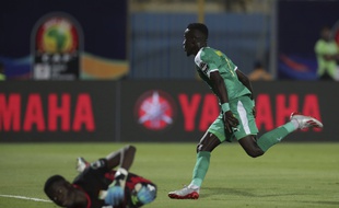 Idrissa Gueye fête un but avec le Sénégal