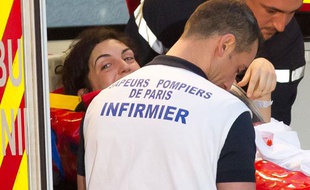 La journaliste Edith Bouvier, prise en charge à son arrivée à l'aéroport de Villacoublay, le 2 mars