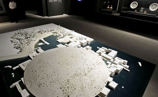 Maquette du Louvre Abou Dhabi présenté en mai 2013 lors d'une exposition de préfiguration du futur musée, à Abu Dhabi