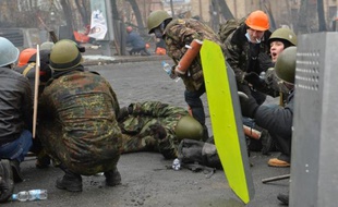 Des manifestants pro-européens près de la place Maidan, à Kiev, le 20 février 2014