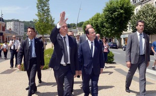 Le maire Bernard Combes (g) et le président de la République François Hollande (c) le 9 juin 2014 à Tulle