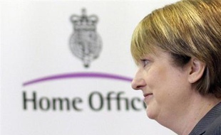 La ministre britannique de l'Intérieur Jacqui Smith a fait part de sa satisfaction juste après la décision de justice. "Je suis satisfaite que le tribunal ait décidé que la liberté conditionnelle de M. Qatada soit révoquée", a-t-elle déclaré.
