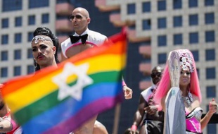 Des drag queens défilent lors de la gay pride à Tel Aviv, le 13 juin 2014