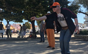 Bandeau obligatoire pour participer au premier tournoi de pétanque aveugle.