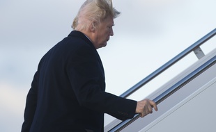 Donald Trump monte à bord d'Air Force One, le 2 février 2018.