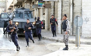 Des forces de sécurité dans une rue de Irbid au Nord d'Amman le 2 mars 2016