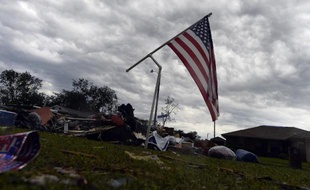 Un drapeau américain flote après le passage d'une tornade le 23 mai 2013 à Moore dans l'Oklahoma