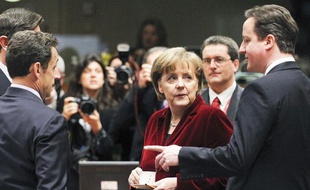 Nicolas Sarkozy, avec Angela Merkel et David Cameron, le 25 mars 2011 à Bruxelles.