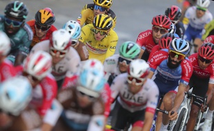 Le maillot jaune Tadej Pogacar au milieu du peloton lors de la dernière étape du Tour de France 2020.