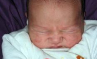 Le père du bébé de trois jours qui a disparu mardi à la maternité d'Orthez a lancé mercredi un appel à une femme soupçonnée de l'enlèvement pour que l'enfant soit bien nourri, lui promettant qu'elle serait "accueillie et pas jugée" si elle le ramenait.