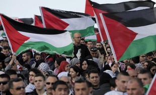 Des milliers d'Arabes israéliens protestent le 23 avril 2015 à Tibériade contre la destruction de leurs maisons et l'exode massif de Palestiniens il y a 67 ans