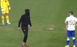 Un hooligan est entré sur le terrain avec une barre de fer à la main lors du match entre Hajduk Split et Rijeka, le 12 mars 2017.