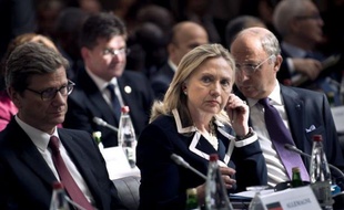 "Il est tout à fait nécessaire de saisir à nouveau le Conseil de sécurité et d'exiger une mise place du plan de Genève auquel Russie et Chine ont souscrit", a déclaré la secrétaire d'Etat américaine Hillary Clinton.