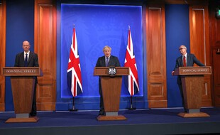 Le Premier ministre britannique (au centre) a reporté la dernière étape du déconfinement anglais ce lundi