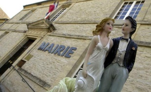 Le gouvernement va faire jeudi des propositions pour valoriser le mariage civil et mieux préparer les couples à cette union, espérant au passage limiter le nombre des divorces, un projet qui divise les spécialistes de la famille.
