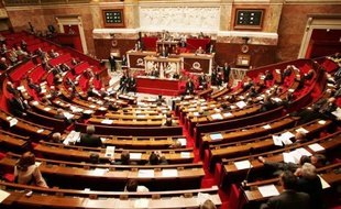 La plupart des députés UMP ont quitté mardi l'hémicycle, lors de la séance des questions au gouvernement, pour protester contre la longueur d'une intervention du Premier ministre Jean-Marc Ayrault, qui défendait la politique menée depuis deux mois.