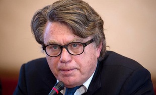 Le député FN Gilbert Collard a appelé à participer à la manifestation anti-mariage homosexuel du 13 janvier en exhortant à "écraser Vincent Peillon du pied gauche, ça porte bonheur", des propos qui ont suscité l'indignation au PS et à l'UMP.