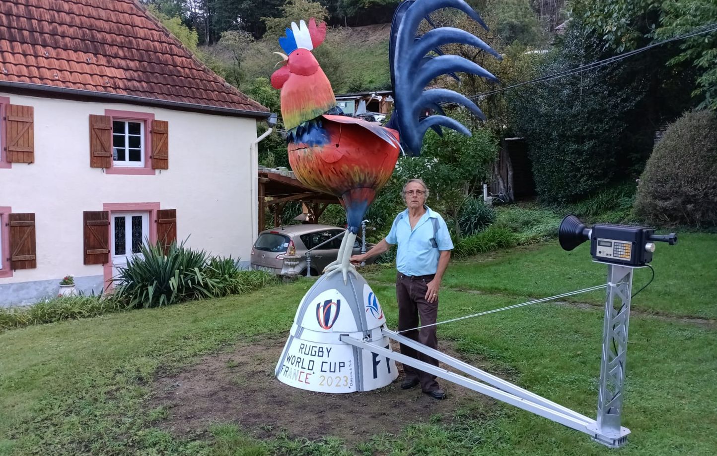 Michel Georges avec son coq automate.