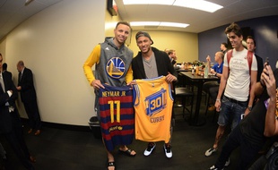 Stephen Curry (à gauche) et Neymar dans les couloirs de l'Oracle Arena