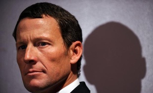 Lance Armstrong, suspendu à vie pour dopage, envisage de participer ce week-end à des courses de natation, au grand dam de la Fédération internationale.