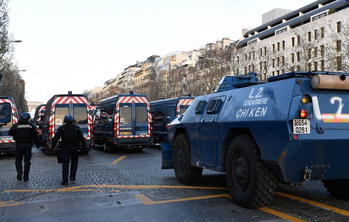 A Paris, pour la première fois depuis des décennies, l'État a engagé des VBRG, ces véhicules blindés à roue de la gendarmerie.