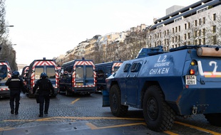 A Paris, pour la première fois depuis des décennies, l'État a engagé des VBRG, ces véhicules blindés à roue de la gendarmerie.