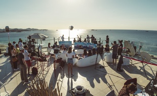Pour la dernière de la saison, l'émission Bruno dan sla radio a été délocalisée à Ibiza le 29 juin 2017
