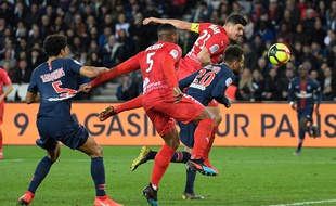 Les joueurs de Nîmes Olympique (ici Anthony Briançon face à Paris) traversent une période très mouvementée.