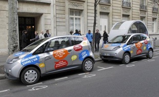 Un an après son lancement, le service de location courte durée de voitures électriques Autolib', un des projets phare de Bertrand Delanoë, a trouvé sa place à Paris et en banlieue, mais suscite toujours certaines résistances.
