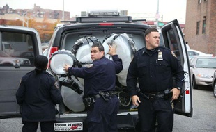 Des policiers new yorkais ont emporté une oeuvre de l'artiste de rue Banksy faite de ballons et que deux individus avaient tenté de voler, le 31 octobre 2013.