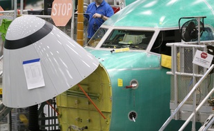 Un employé de Boeing près du cockpit d'un 737 Max, dans l'Etat de Washington le 11 mars 2019.