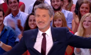 Antoine de Caunes aux commandes du «Grand Journal» de Canal+ pour la première fois, le 26 août 2013.