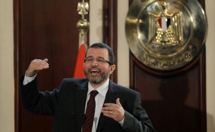 L'Egypte, confrontée à une grave crise économique et une forte pression à la baisse de sa monnaie, a confirmé dimanche vouloir reprendre des discussions avec le Fonds monétaire international (FMI) sur un prêt de 4,8 milliards de dollars, suspendues depuis trois semaines.