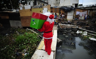 Un père noël distribue des cadeaux dans une favela de Rio de Janeiro au Brésil le 24 décembre 2014.