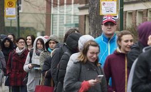 La file des électeurs français pour le premier tour de la présidentielle, à Montréal, le 22 avril 2017.