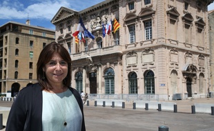 Michèle Rubirola devant la mairie de Marseille