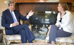 Le secrétaire d'État américain John Kerry, qui enchaîne depuis trois jours des rencontres sur la Syrie, a répété jeudi lors d'une visite à Rome que le président Bachar al-Assad ne pourrait pas faire partie d'un gouvernement de transition.
