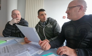 Strasbourg le 18 février 2015. Le livreur roué de coups sans aucune ressource. (de G a D) Bruno Klein, DSC Chronopost, Nabil El Berni, Pascal Vaudin, secrétaire général CFDT Bas-Rhin.